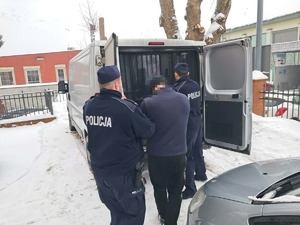 policjanci podczas doprowadzeń