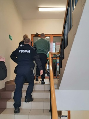 policjanci podczas doprowadzeń