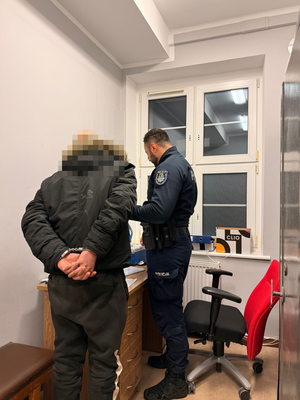 policjanci z zatrzymanym