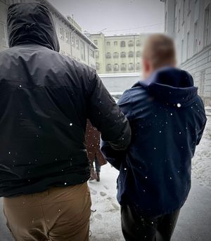 policjanci z zatrzymanym