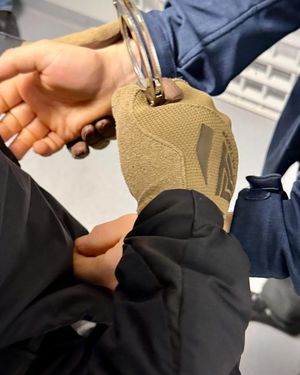 policjanci z zatrzymanym