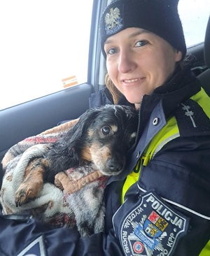 policjantka z uratowanym psem