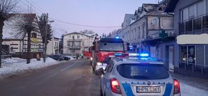 „Nawet z narażaniem życia”- dzielnicowy ze starego targu ewakuował 10 osób z zadymionego budynku