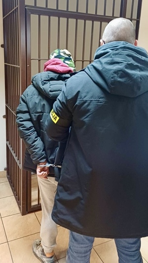 Kontrola drogowa zakończona zarzutem. Kierowca bez prawa jazdy, pasażer z narkotykami.