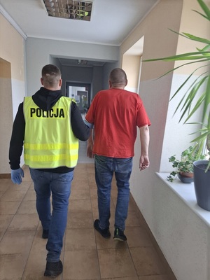 Nietrzeźwy i bez uprawnień kierował autem – policjanci uniemożliwili mu dalszą jazdę.
