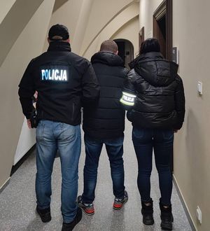 policjanci z zatrzymanymi