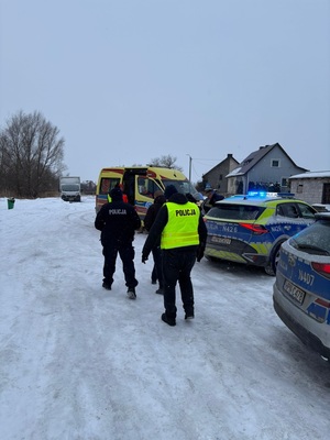 policjanci którzy odnaleźli zaginionego i podczas prowadzonych za nim poszukiwań