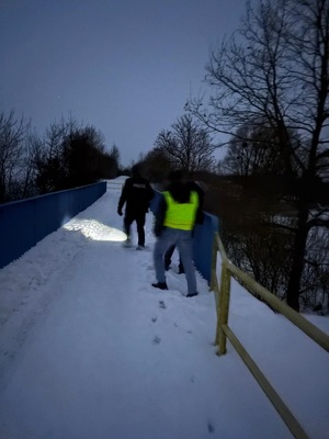 policjanci którzy odnaleźli zaginionego i podczas prowadzonych za nim poszukiwań