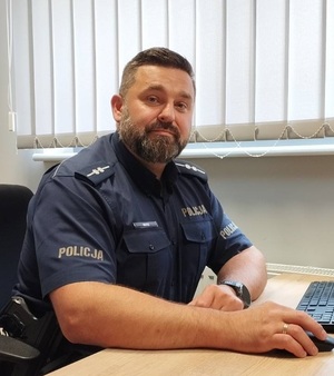 policjanci którzy odnaleźli zaginionego i podczas prowadzonych za nim poszukiwań