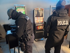 policjanci z kasem podczas realizacji w salonie gier