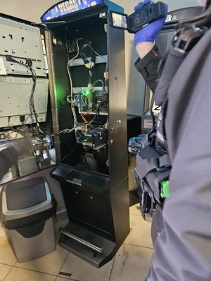 policjanci z kasem podczas realizacji w salonie gier