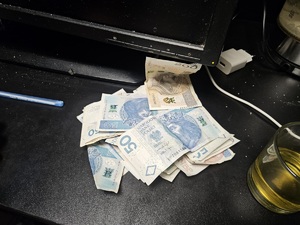 policjanci z kasem podczas realizacji w salonie gier