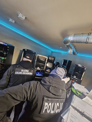 policjanci z kasem podczas realizacji w salonie gier