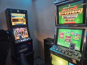 policjanci z kasem podczas realizacji w salonie gier