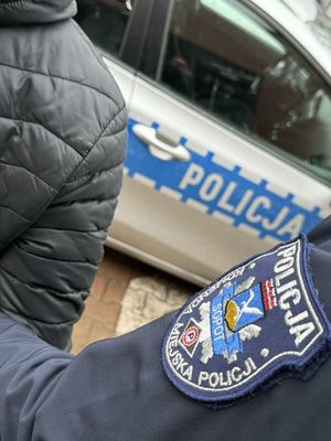 policjanci z zatrzymanym