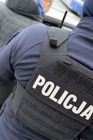policjanci z zatrzymanym