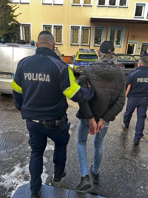 policjanci z zatrzymanym