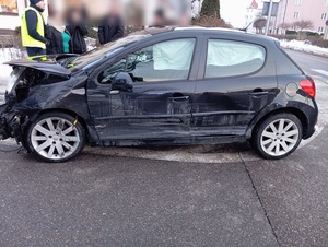 policjanci podczas pracy na miejscu kolizji