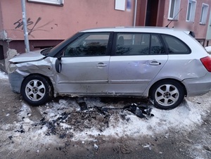 policjanci podczas pracy na miejscu kolizji