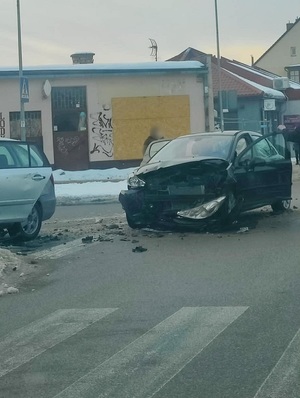 policjanci podczas pracy na miejscu kolizji