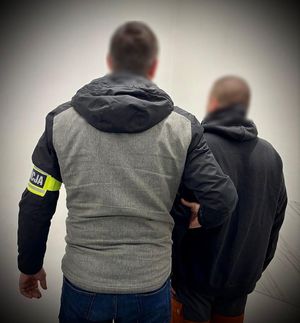 policjanci z zatrzymanymi