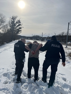 policjanci z zatrzymanym