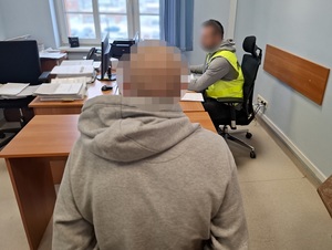 policjant podczas czynności z zatrzymanym