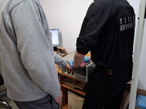 policjant podczas czynności z zatrzymanym