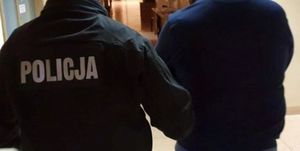 policjant z zatrzymanym