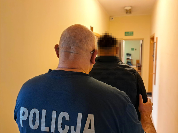 policjant z zatrzymanym