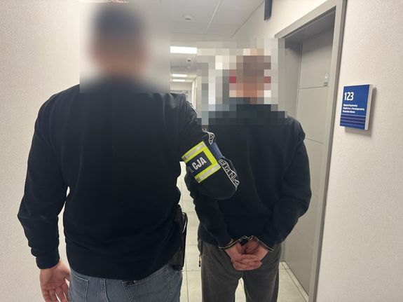 policjant z zatrzymanym