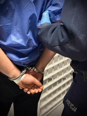 Zatrzymany 21-latek odpowie za uszkodzenie ciała i groźby karalne.