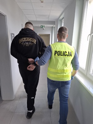 Brał udział w nielegalnym wyścigu i spowodował kolizję – został zatrzymany przez policjantów.