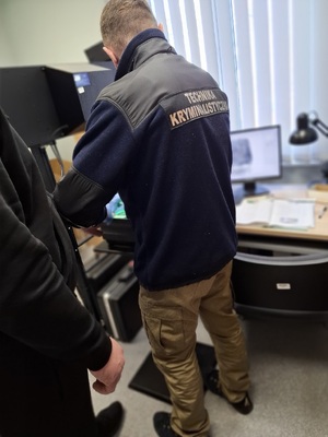 Brał udział w nielegalnym wyścigu i spowodował kolizję – został zatrzymany przez policjantów.