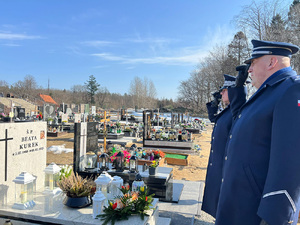 Komendant Wojewódzki Policji w Gdańsku nadinsp. Bogusław Ziemba oddał hołd pamięci Beaty Kurek, składając kwiaty na jej grobie. Beata Kurek zmarła 18 lutego 2025 roku.
