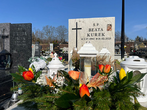 Komendant Wojewódzki Policji w Gdańsku nadinsp. Bogusław Ziemba oddał hołd pamięci Beaty Kurek, składając kwiaty na jej grobie. Beata Kurek zmarła 18 lutego 2025 roku.