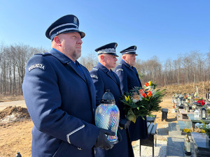 Komendant Wojewódzki Policji w Gdańsku nadinsp. Bogusław Ziemba oddał hołd pamięci Beaty Kurek, składając kwiaty na jej grobie. Beata Kurek zmarła 18 lutego 2025 roku.