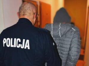 Zdjęcie przedstawia policjanta z zatrzymanym.