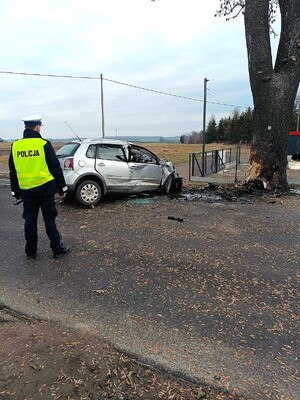 Zdjęcie przedstawia policjanta na miejscu zdarzenia.