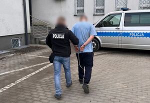 Policjant z zatrzymanym.
