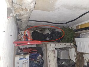 Zdjęcie przedstawia kryjówkę zatrzymanego.