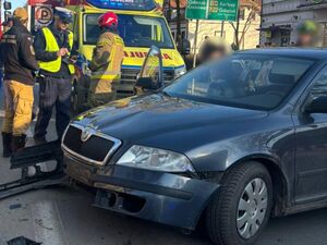 Wyjechała z posesji na drogę i doprowadziła do zderzenia z motocyklistą.