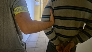 Groził byłej partnerce pozbawieniem życia przy użyciu maczety i przedmiotu przypominającego broń palną.