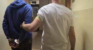 zatrzymali 38-letniego mężczyznę podejrzanego o kradzieże z włamaniem do domów jednorodzinnych na terenie Stegny.