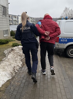 Sprawca przemocy domowej zatrzymany przez kartuskich policjantów.