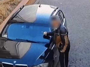 Bez powodu rozbił szybę w drzwiach noclegowni, to samo zrobił z szybą w BMW.