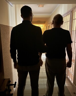 Czujność dzielnicowych z Pucka doprowadziła do zatrzymania poszukiwanego i ujawnienia narkotyków.