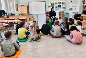 Bezpieczny przedszkolak w Gdyni. Policjantka uczyła najmłodszych, jak dbać o swoje bezpieczeństwo.