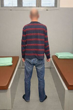 Zdjęcie przedstawia zatrzymanego.