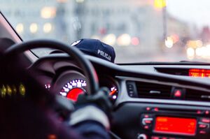 Zdjęcie poglądowe przedstawia wnętrze pojazdu.